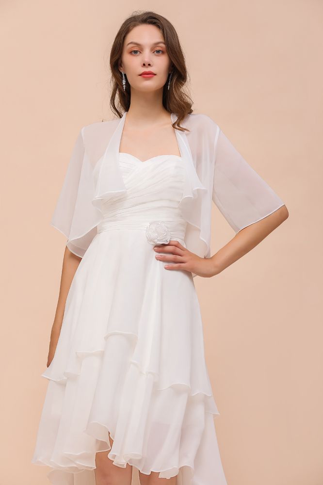 Vestido de dama de honor de gasa, manga tres cuartos, corto hasta la rodilla, con capas y detalles cruzados, ideal para ocasiones especiales.