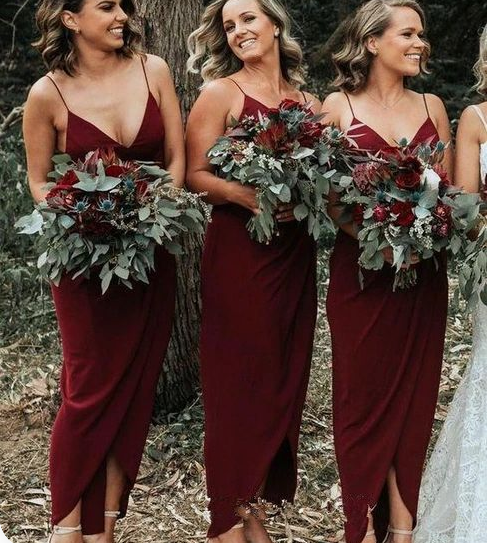 Vestidos de dama de honor sencillos de gasa con escote en V y tirantes finos en color burdeos