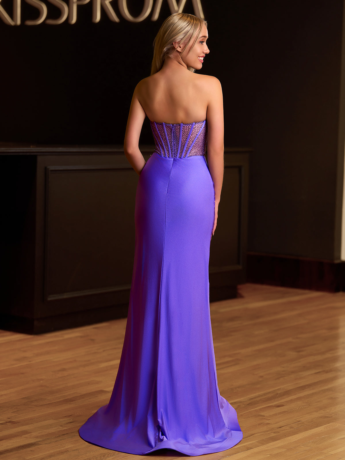 Arana | Robe de bal longue sirène fuchsia sans bretelles en satin ornée de perles