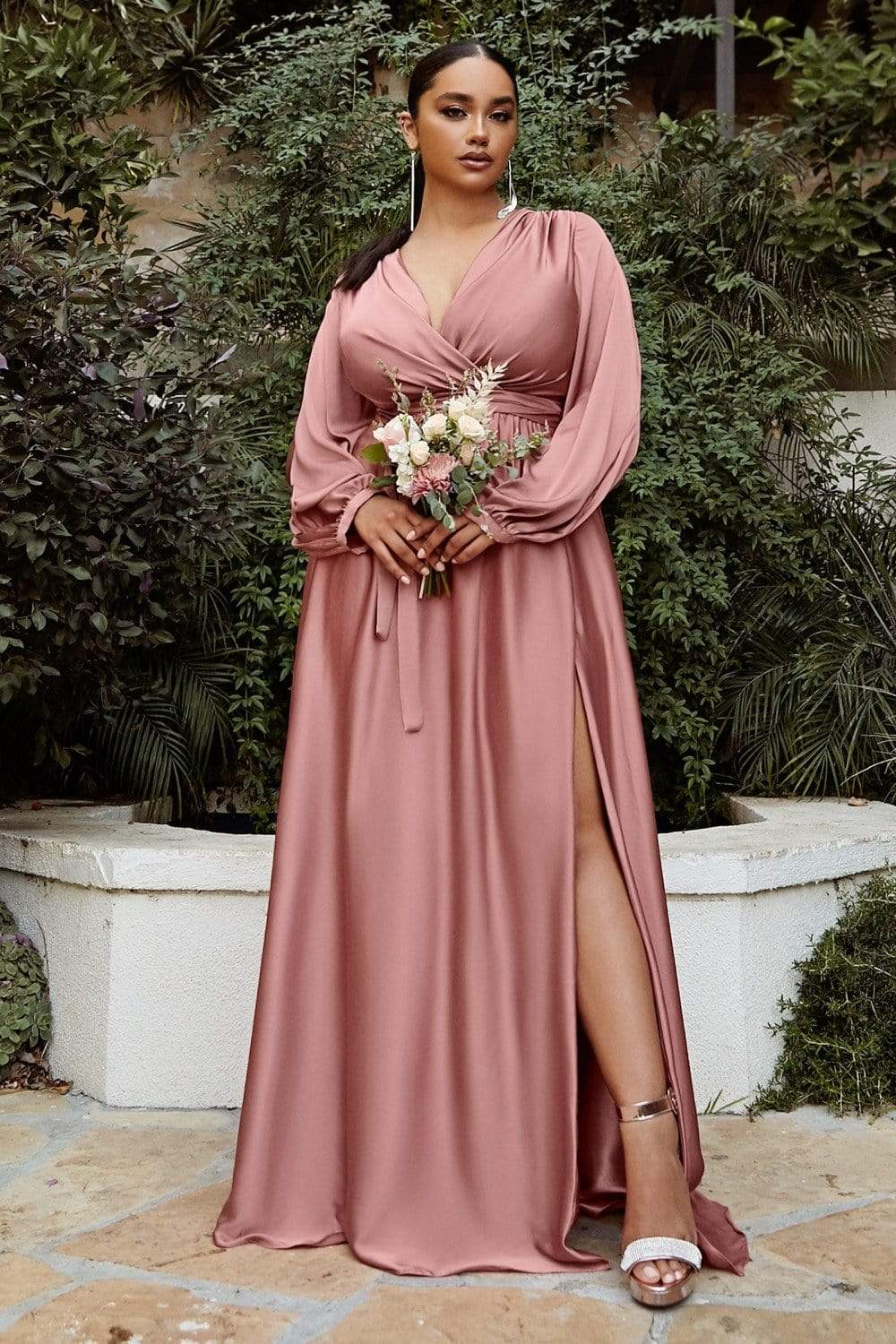 Robe longue fendue jusqu'à la cuisse, décolleté plongeant en V