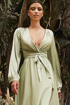 Robe longue fendue jusqu'à la cuisse, décolleté plongeant en V