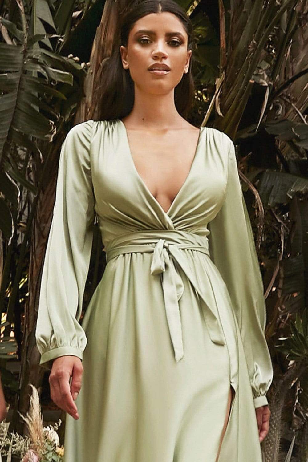 Robe longue fendue jusqu'à la cuisse, décolleté plongeant en V