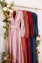 Robe longue fendue jusqu'à la cuisse, décolleté plongeant en V