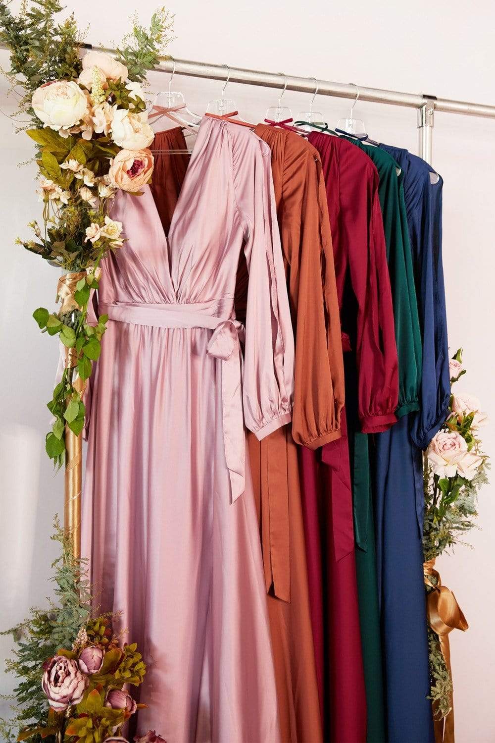 Robe longue fendue jusqu'à la cuisse, décolleté plongeant en V