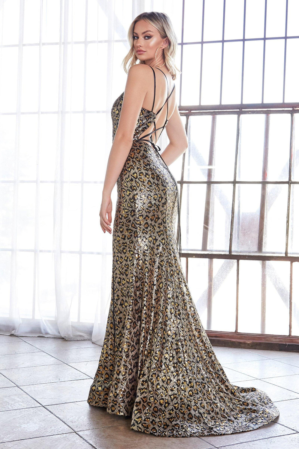 Vestido de gala formal con tirantes largos y estampado de leopardo