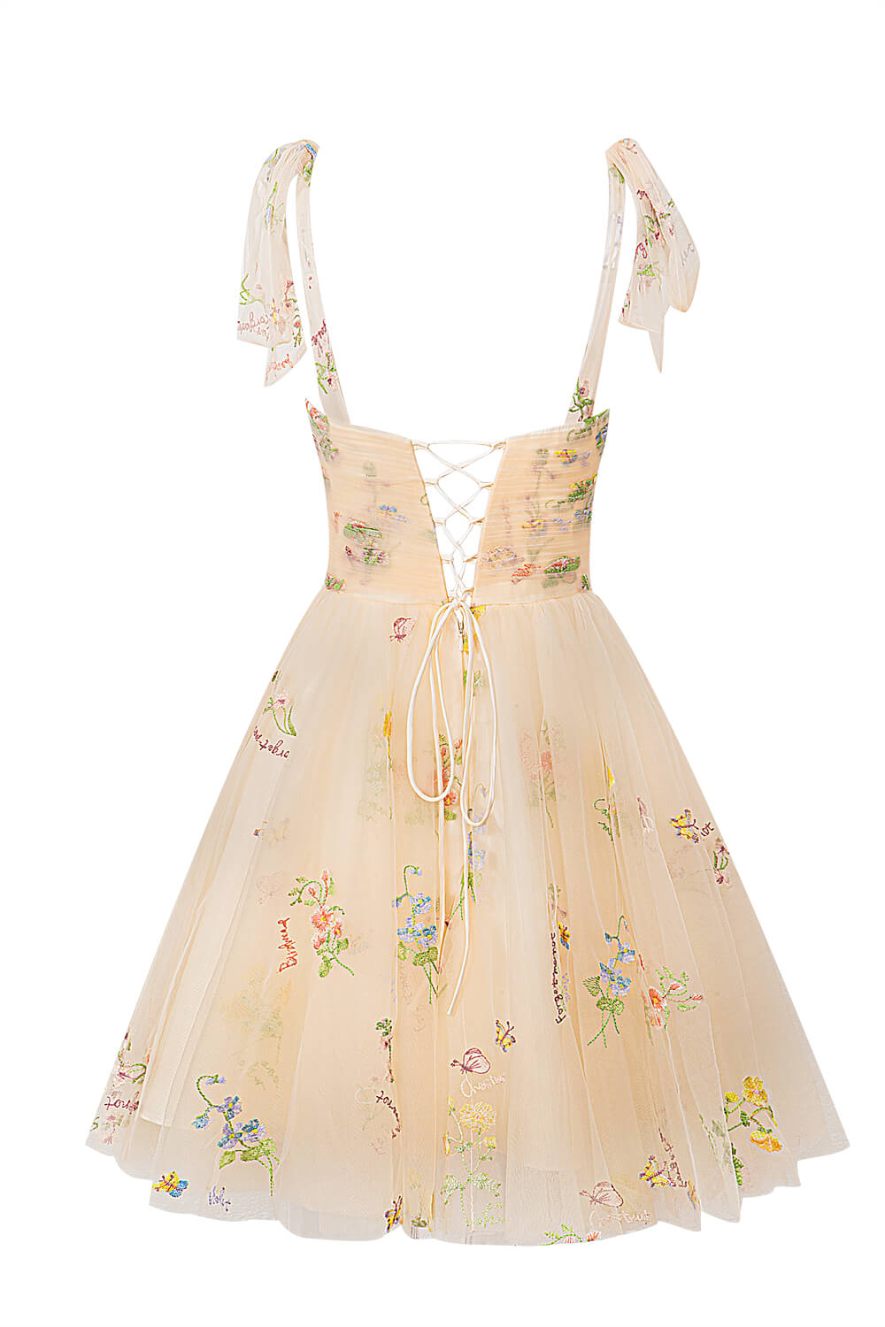 Vestido corto de tul con escote corazón y estampado floral para baile de bienvenida