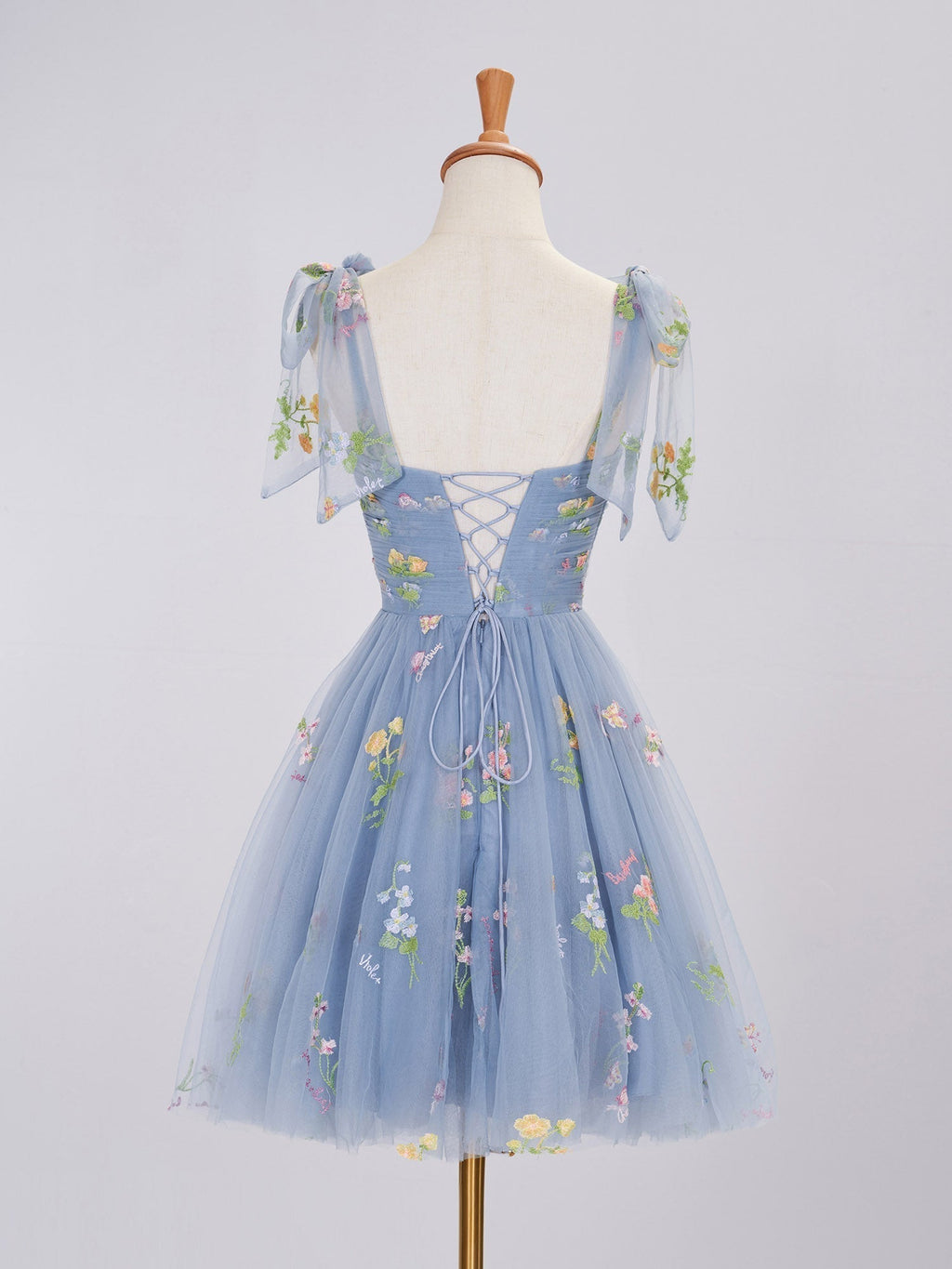 Vestido corto de tul con escote corazón y estampado floral para baile de bienvenida