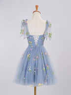 Vestido corto de tul con escote corazón y estampado floral para baile de bienvenida