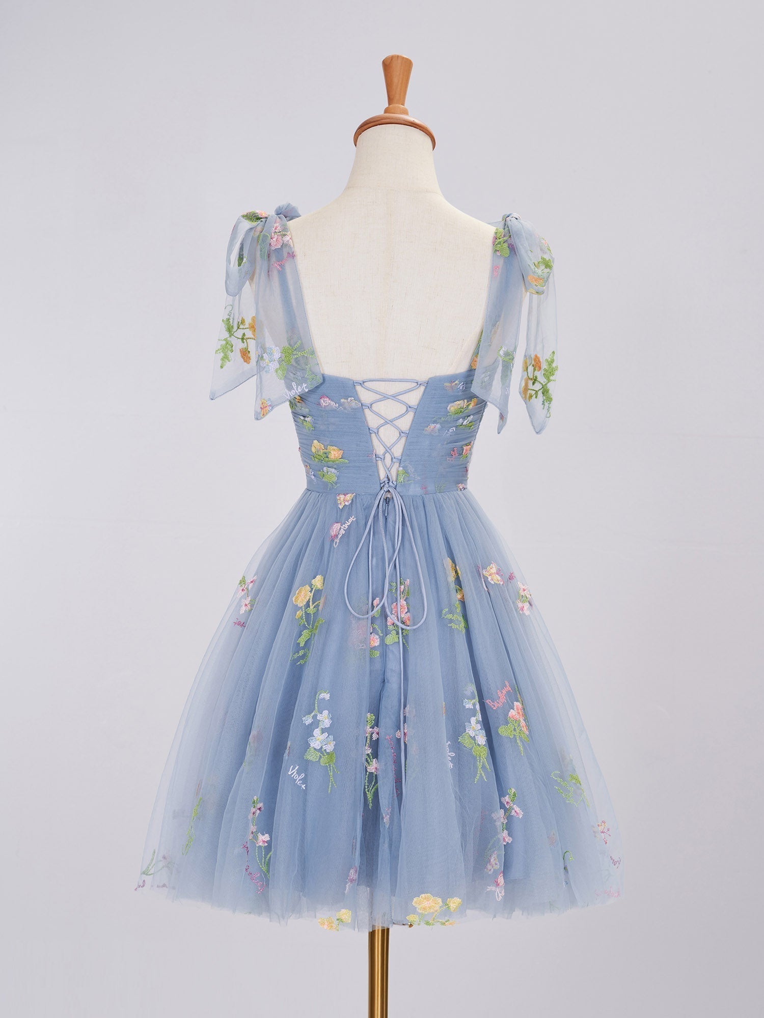 Vestido corto de tul con escote corazón y estampado floral para baile de bienvenida