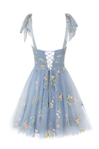 Vestido corto de tul con escote corazón y estampado floral para baile de bienvenida
