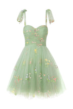 Vestido corto de tul con escote corazón y estampado floral para baile de bienvenida