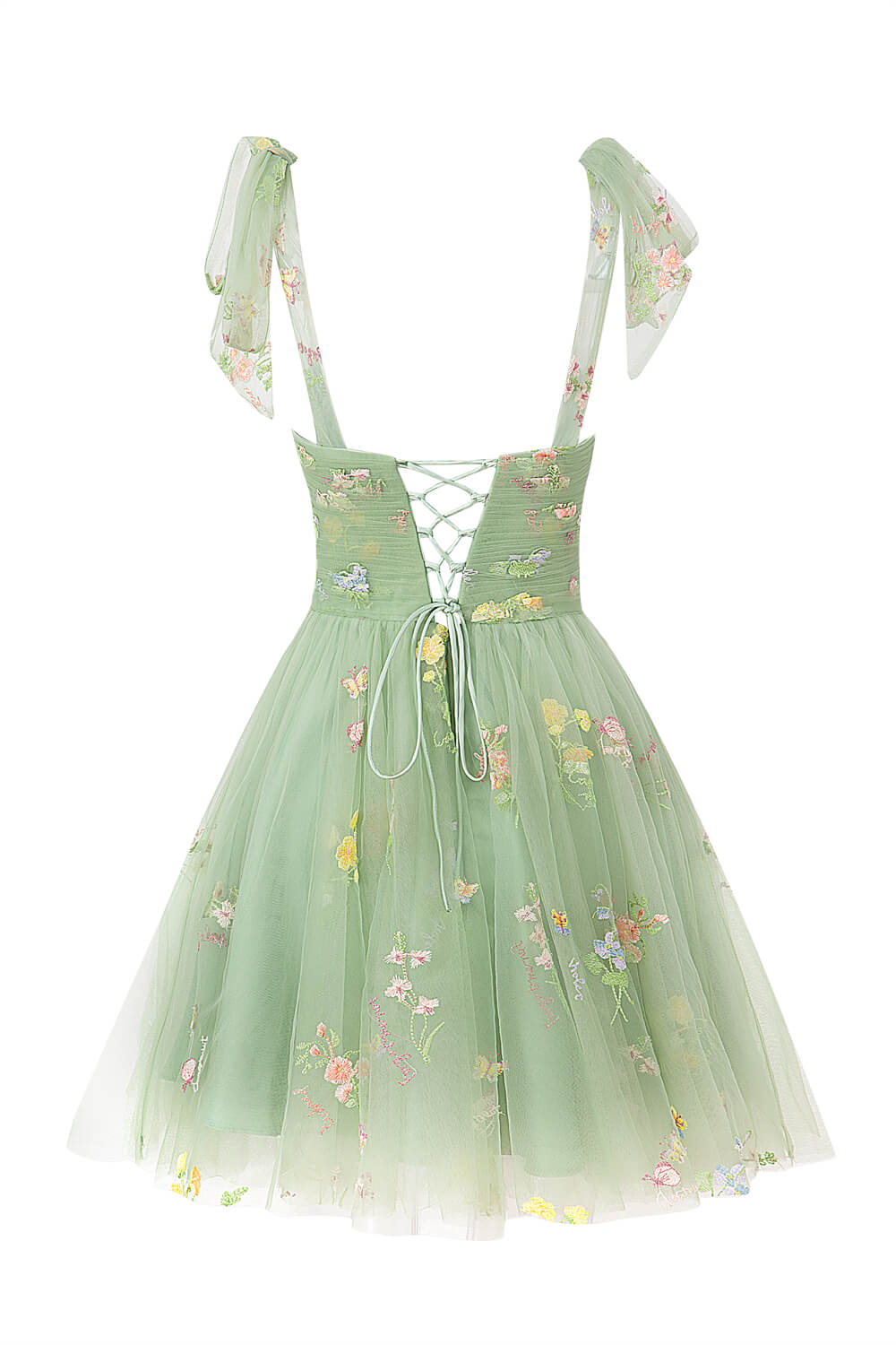 Vestido corto de tul con escote corazón y estampado floral para baile de bienvenida