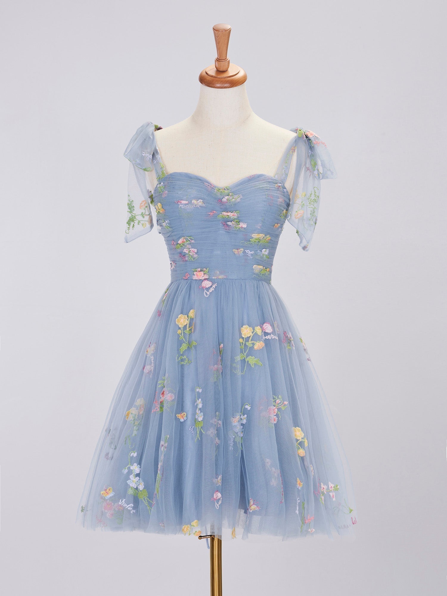 Vestido corto de tul con escote corazón y estampado floral para baile de bienvenida