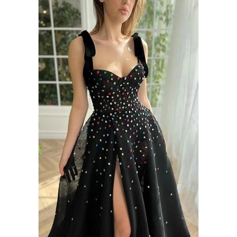 Vestido de fiesta formal clásico de tul con abertura y tirantes finos en forma de A, color negro, con joya