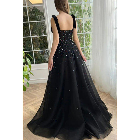 Vestido de fiesta formal clásico de tul con abertura y tirantes finos en forma de A, color negro, con joya