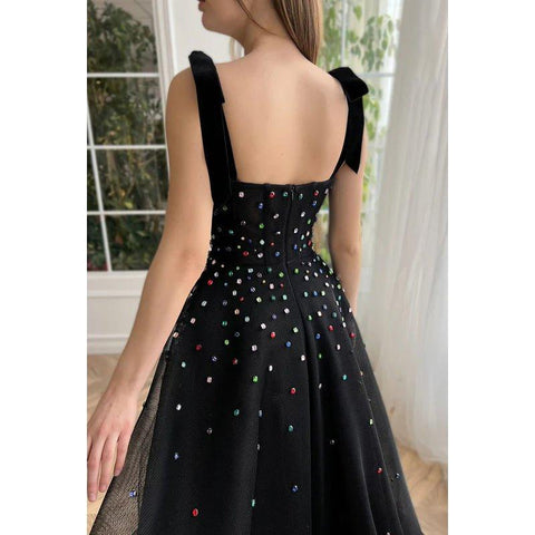 Vestido de fiesta formal clásico de tul con abertura y tirantes finos en forma de A, color negro, con joya