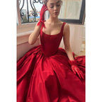 Robe de bal de fin d'année classique et intemporelle à bretelles et décolleté en V