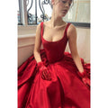 Robe de bal de fin d'année classique et intemporelle à bretelles et décolleté en V