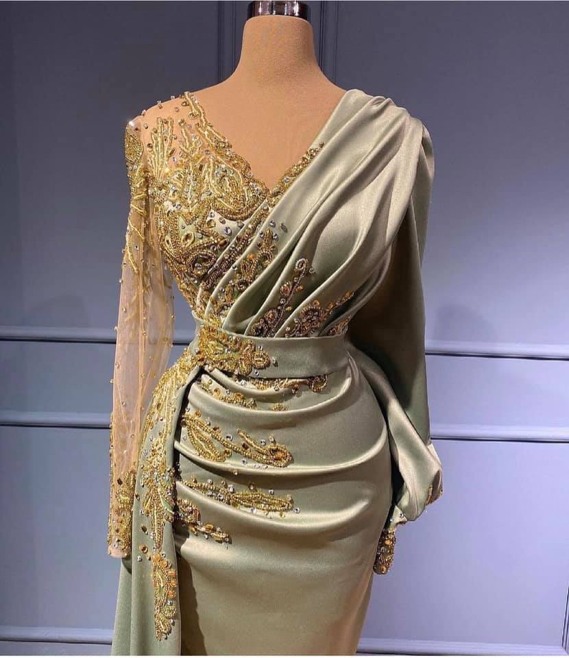 Robe de bal sirène classique à col en V, longue, ornée d'appliques et de manches longues
