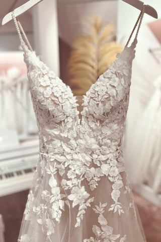 Vestidos de novia clásicos de encaje, sin mangas, con escote en V y tirantes finos.