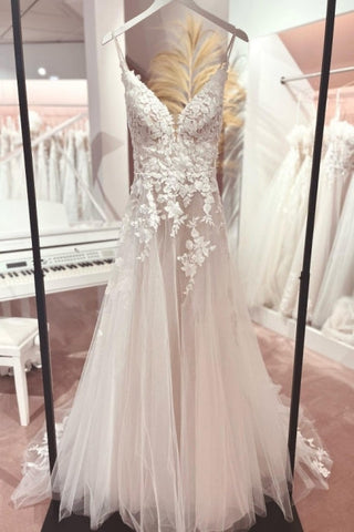 Vestidos de novia clásicos de encaje, sin mangas, con escote en V y tirantes finos.