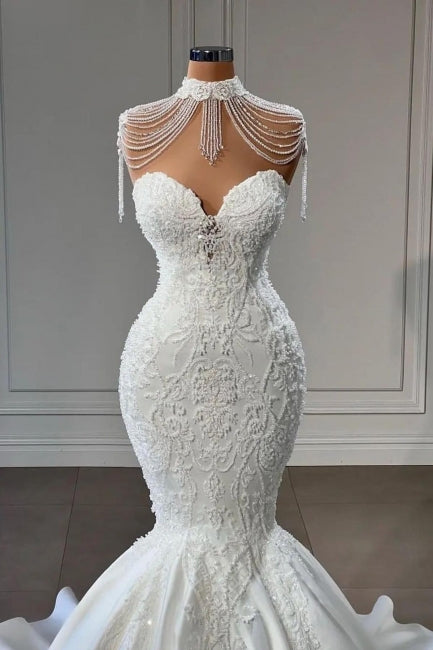 Robe de mariée sirène chapelle sans manches à encolure cœur, ornée d'appliqués de dentelle et de pompons, élégante et raffinée. 