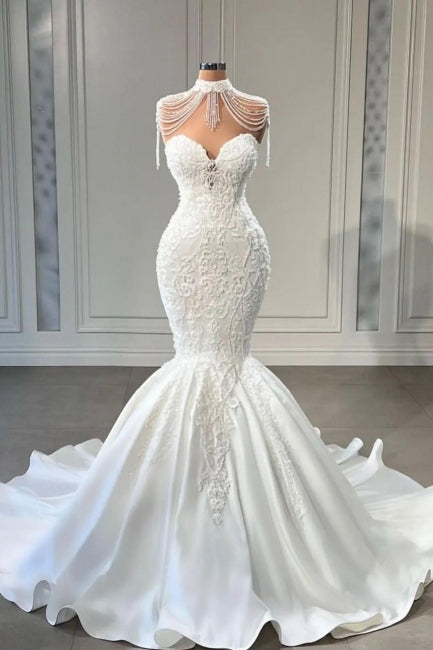 Robe de mariée sirène chapelle sans manches à encolure cœur, ornée d'appliqués de dentelle et de pompons, élégante et raffinée. 