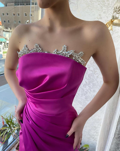 Elegantes vestidos de noche fucsia sin tirantes con cristales y abertura larga disponibles en línea