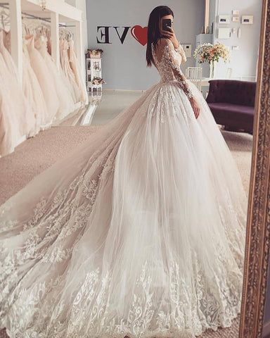 Elegante vestido de novia largo de corte A, estilo barco, con apliques de encaje y tul, y mangas.