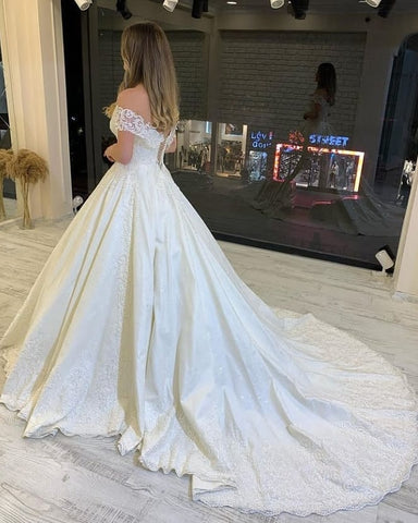 Elegante vestido de novia largo de corte A con hombros descubiertos, apliques de encaje y espalda descubierta