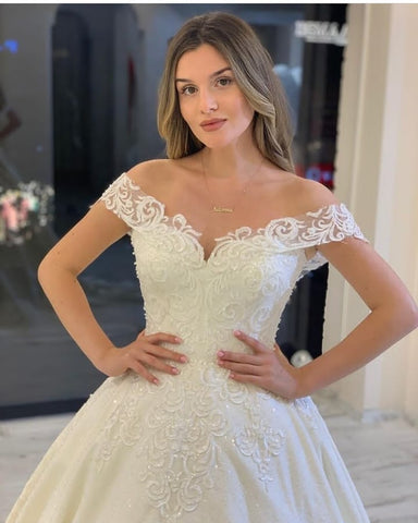 Elegante vestido de novia largo de corte A con hombros descubiertos, apliques de encaje y espalda descubierta