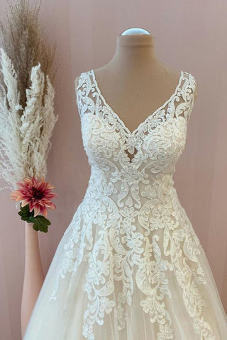 Elegante vestido de novia largo de corte A con escote corazón, apliques de encaje y tul sin espalda