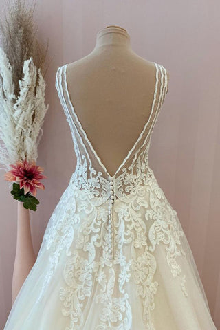 Elegante vestido de novia largo de corte A con escote corazón, apliques de encaje y tul sin espalda