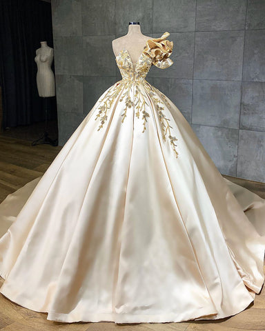 Elegante vestido de novia largo de corte A con escote corazón, lentejuelas y volantes de satén