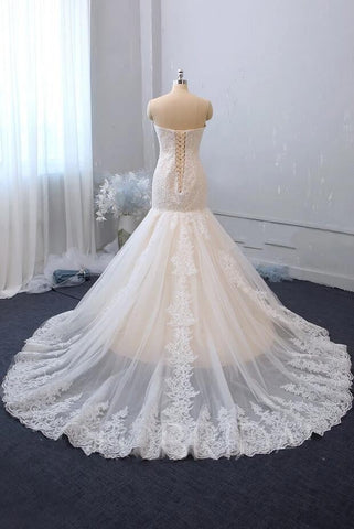 Elegante vestido de novia largo de sirena con escote corazón, espalda descubierta, apliques de encaje y tul