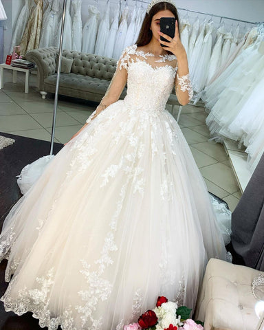 Elegante vestido de novia largo de princesa con apliques de encaje y tul, con mangas.