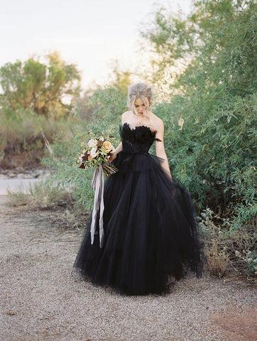 Elegante vestido de novia largo de princesa, estilo princesa, con escote corazón, espalda descubierta, tul negro y encaje.
