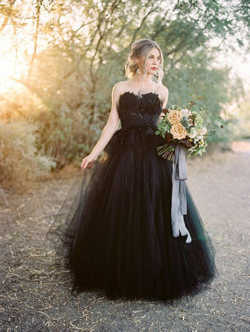 Elegante vestido de novia largo de princesa, estilo princesa, con escote corazón, espalda descubierta, tul negro y encaje.