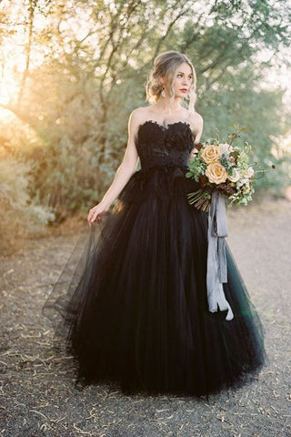 Elegante vestido de novia largo de princesa, estilo princesa, con escote corazón, espalda descubierta, tul negro y encaje.