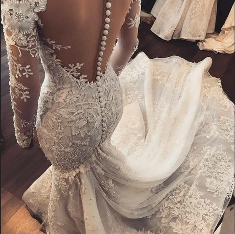Elegante vestido de novia de sirena con escote corazón, apliques de encaje y volantes de tul, de manga larga.