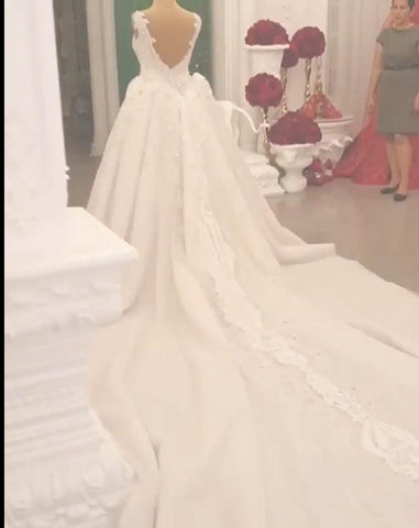 Elegante vestido de novia largo con escote corazón, tirantes finos, apliques de encaje y espalda descubierta con cristales