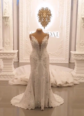 Elegante vestido de novia largo con escote corazón, tirantes finos, apliques de encaje y espalda descubierta con cristales