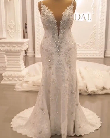 Elegante vestido de novia largo con escote corazón, tirantes finos, apliques de encaje y espalda descubierta con cristales