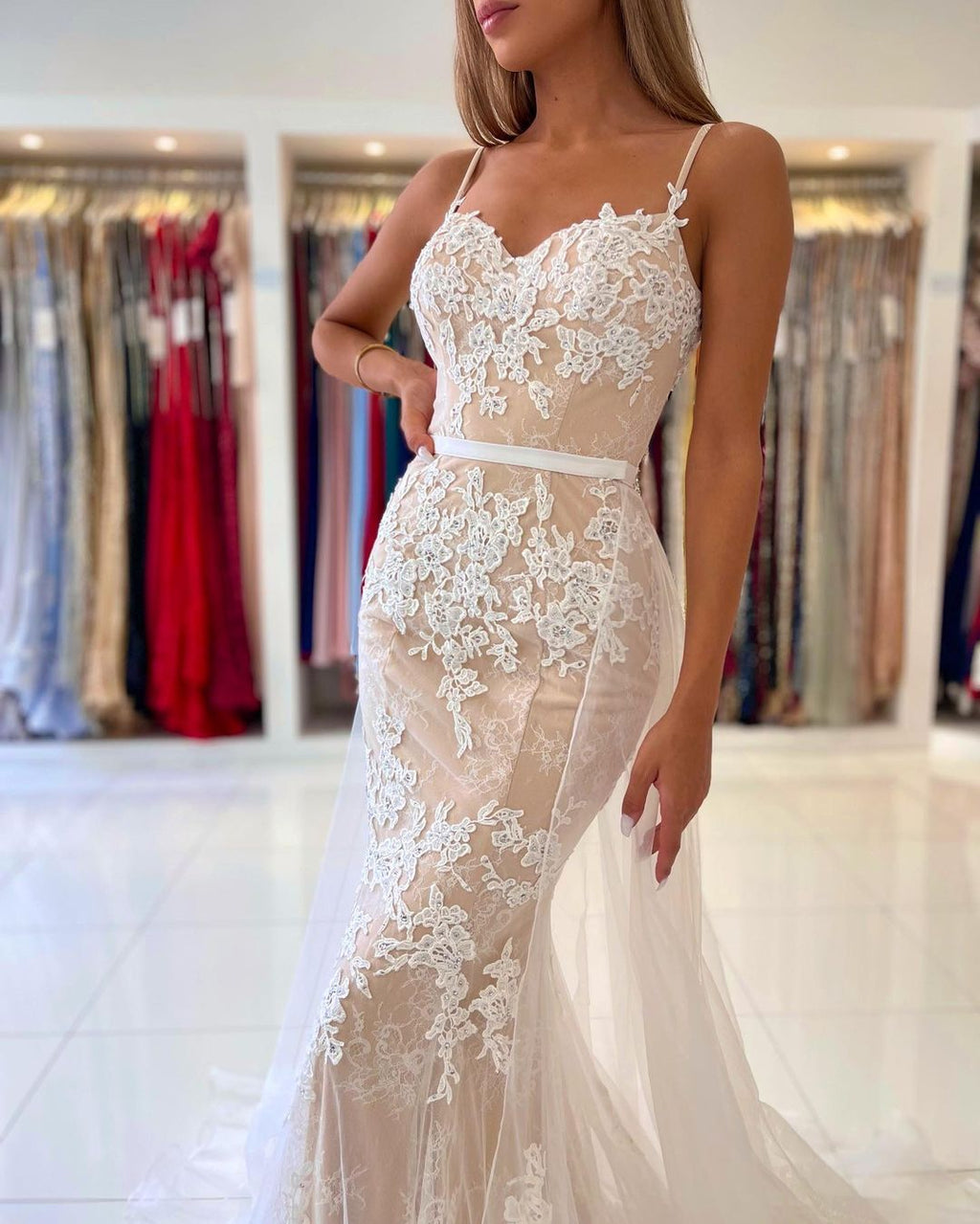 Robe de bal sirène élégante, applications de dentelle, bretelles spaghetti