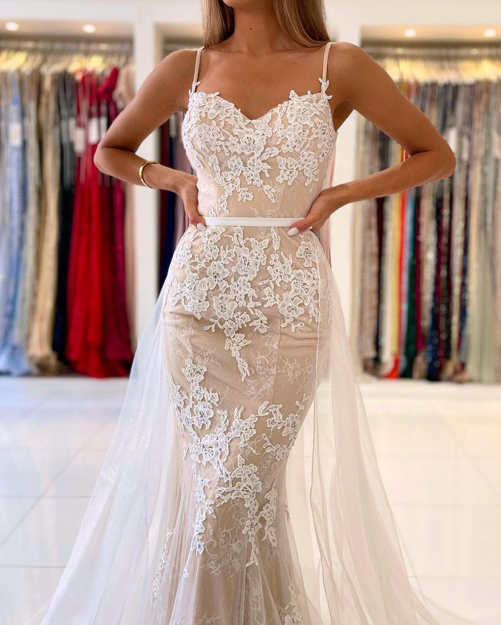 Robe de bal sirène élégante, applications de dentelle, bretelles spaghetti