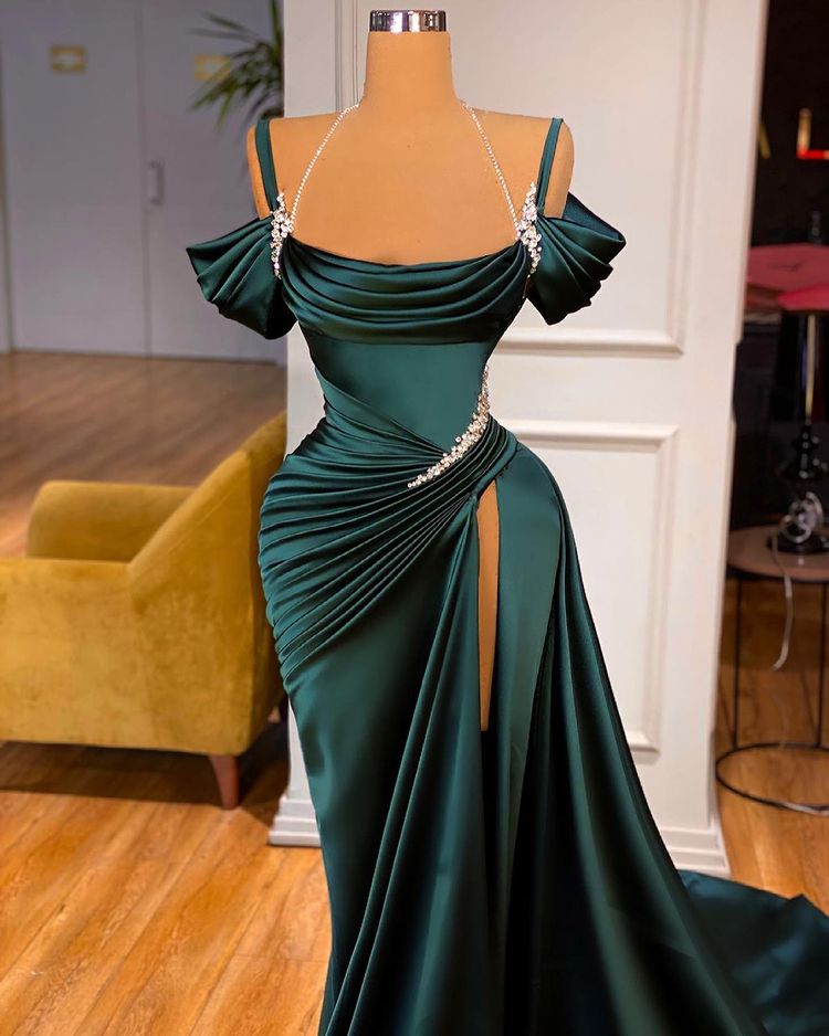 Robe de bal sirène élégante à volants, fente haute et épaules dénudées