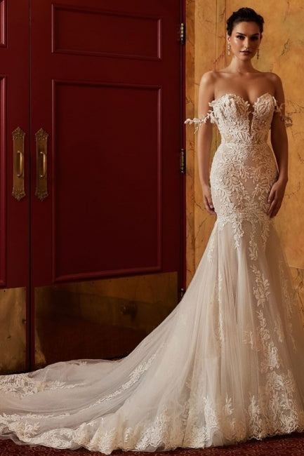 Robes de mariée sirène élégantes en dentelle, épaules dénudées et sans manches, ornées d'appliqués. 