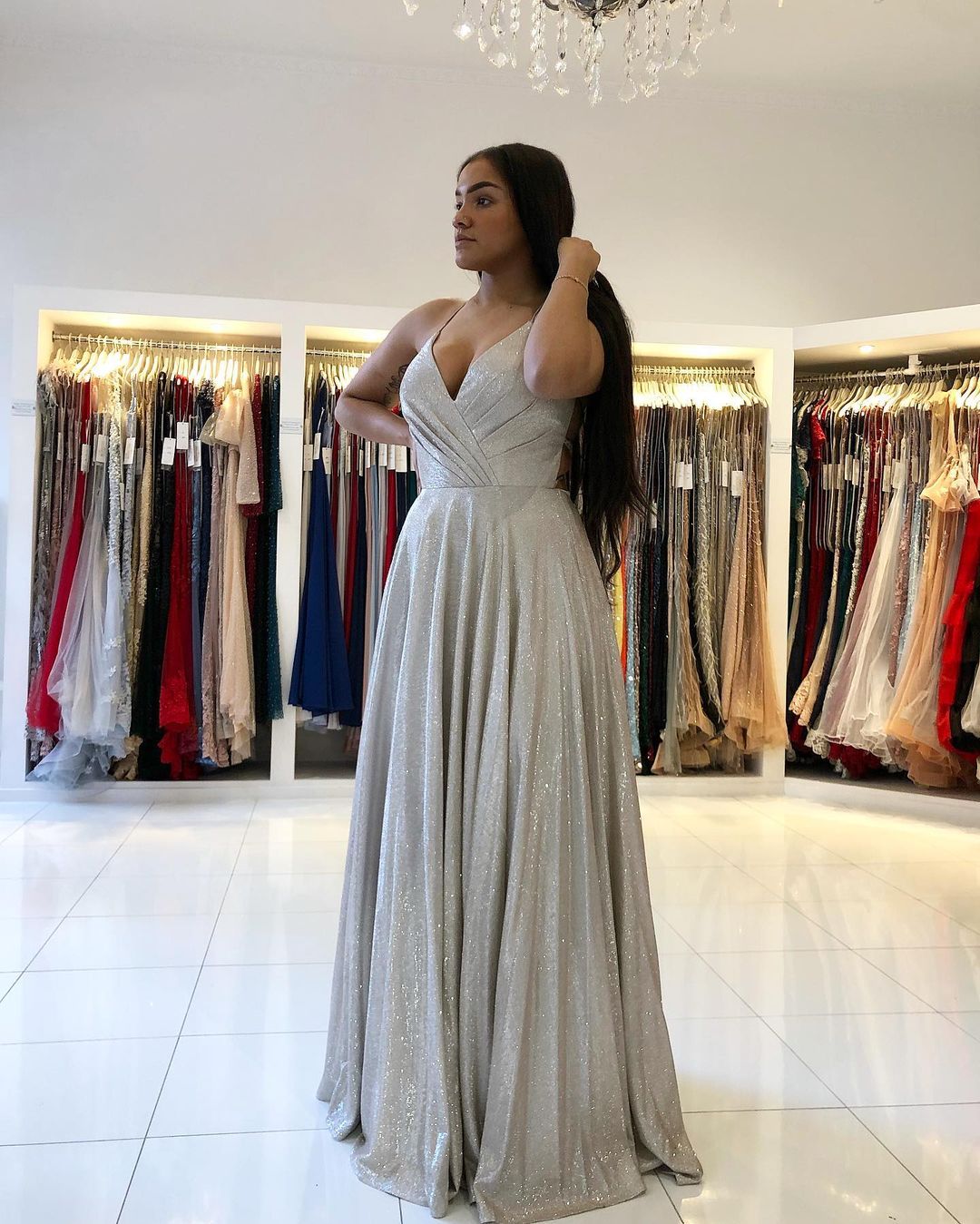 Robe de soirée longue élégante à col en V et bretelles spaghetti en solde