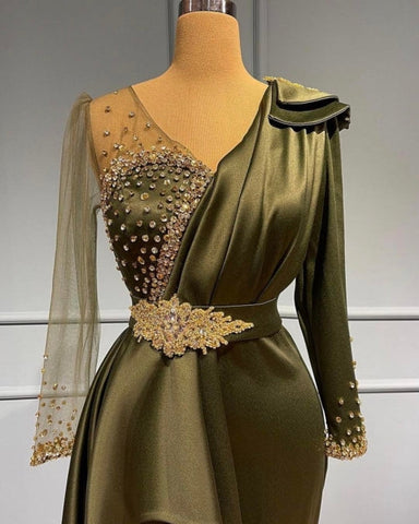 Elegante vestido de sirena para baile de graduación, con escote en V, mangas largas, bordado con cuentas y cola lateral.