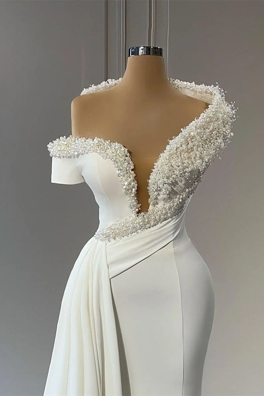 Robes de mariée sirène élégantes à col en V, épaules dénudées et perles, sans manches
